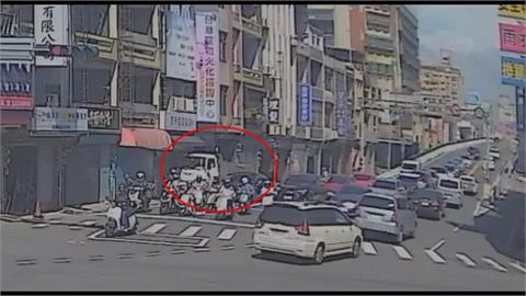 驚悚畫面曝！　竹北砂石車「下橋暴衝」　先撞路口機車再擦撞店「轟隆巨響」