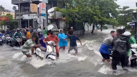 渡假天堂峇里島暴雨慘淹民眾受困　水裡還游出大蟒蛇