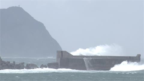 卡努暴風圈觸陸北海岸掀三層樓高長浪　基隆港口近滿潮水位客運停駛