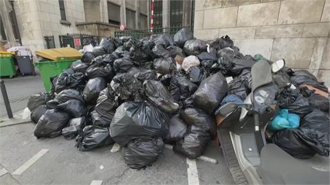 反年改！議員高唱「悲慘世界」　清潔隊罷工巴黎街頭堆滿臭酸垃圾