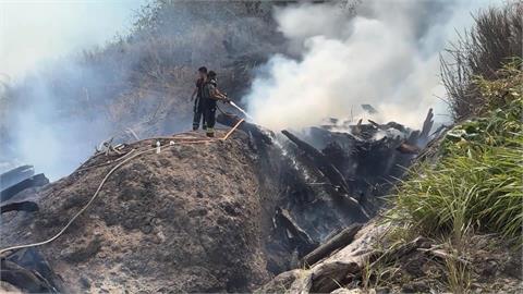 秀姑巒溪口堆積漂流木悶燒　居民：盼政府介入清理