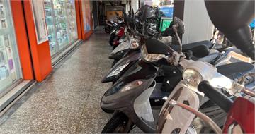 他問機車立中柱「巧勁是什麼」？　一票老司機揭關鍵：完全免施力