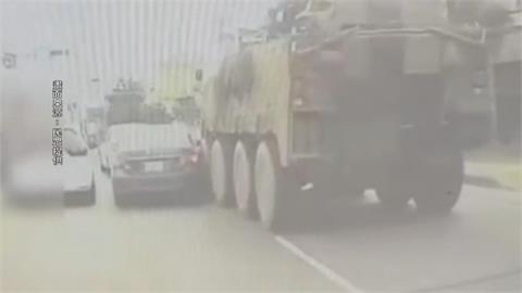 雲豹裝甲車變換車道擦撞　後車閃不及再撞另輛裝甲車