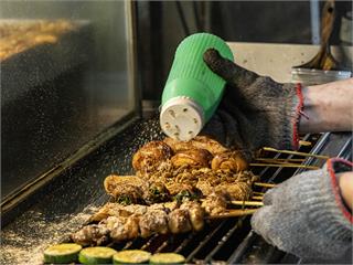 台南宵夜首推！豐盛食材現選現烤  獨門醬烤讓人口水直流！