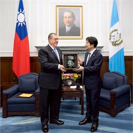 快新聞／軍禮迎瓜地馬拉總統阿雷瓦洛伉儷　遇雨改於總統府敞廳舉行