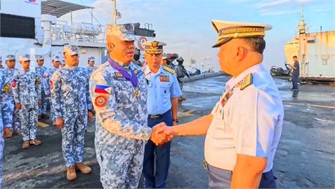 中國海警船撞自家軍艦成笑柄　菲國歡喜為船員授勳