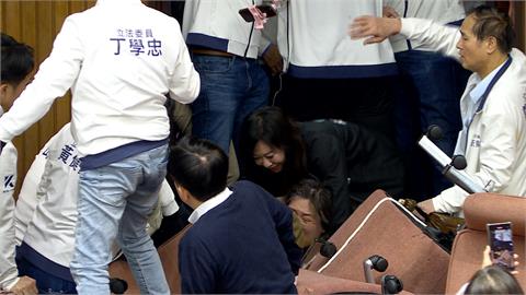 立院全武行！　陳培瑜「輕微腦震盪」　控遭陳玉珍狂踹喊告