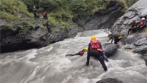 驚險畫面！午後大雨溪水暴漲　佳暮村迴旋谷溯溪9人受困
