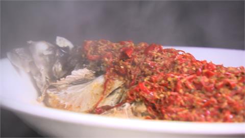 冬季必點！剁椒魚頭香辣帶勁　主廚曝「1關鍵」全靠經驗