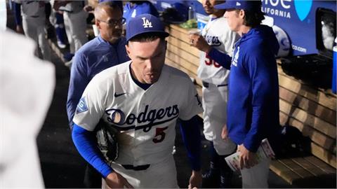 MLB(影)／差點去了！道奇弗里曼接界外飛球「踩空重摔休息室」全場嚇瘋