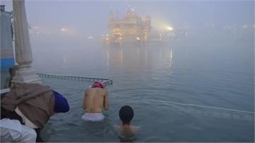 印度迎新年 民眾聚集恆河淨身去霉運
