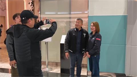 綠委+後勤團隊前往東京　候機室擠滿球迷挺台做後盾