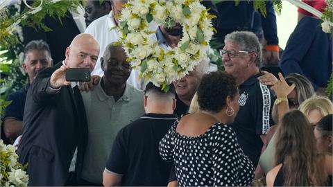 足球／在巴西球王比利遺體旁自拍？FIFA主席急貼「真實視角」澄清