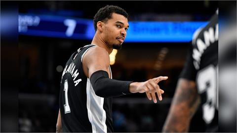 NBA(影)／去過少林寺就是不一樣！馬刺「少林斑馬」單腳「飛踢籃網」秀超神絕技