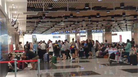 「小犬」遠離！澎湖機場擠爆返台人潮　航空站加開往台北、高雄班次
