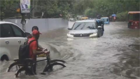 印度新德里大雨狂下　部分地區水深快及腰
