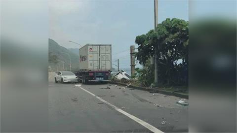 快新聞/宜蘭6車連撞!小客車翻落邊坡 台鐵「福隆-大里」單線雙向通行