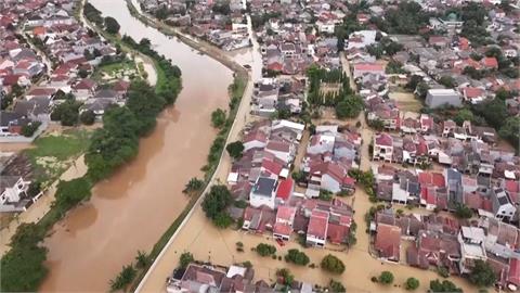 雅加達地區豪雨引發洪水　河岸最高淹水達8公尺