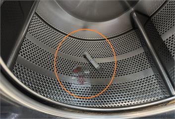 丟包自助洗衣店洗衣槽　2男見警心虛躲藏棄毒仍被逮