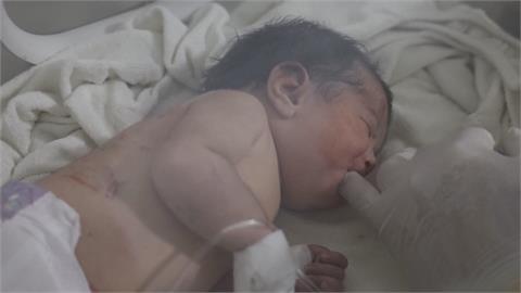 土耳其女嬰出生成孤兒　臍帶還與母相連！CNN主播哽咽