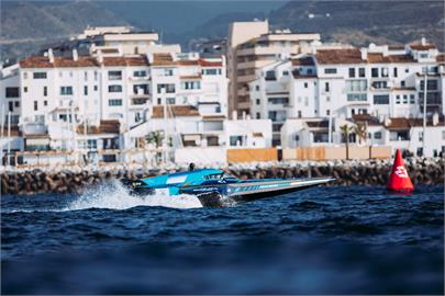E1電動賽艇世界錦標賽　大浪打斷船體駕駛爆氣猛捶方向盤
