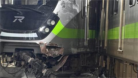 快新聞／台鐵七堵調車場出軌！2列電聯車相撞　交通部次長伍勝園赴現場視察