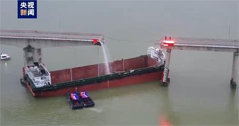 快新聞／中國廣州瀝心沙大橋遭撞「斷成兩截」　空拍現場驚悚畫面曝光