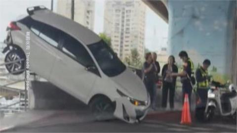 怎開的？女駕駛太緊張打錯檔　倒車「衝上護欄」