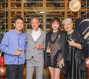 港片「神級」同框！周潤發＋梁朝偉＋劉嘉玲玩自拍全為「他」70大壽