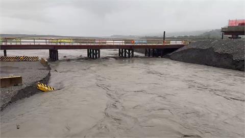 豪雨強襲！台東泥水狂湧馬路　土石流灌太麻里民宅緊急撤離