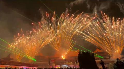 台南鹿耳門聖母廟「搶春牛」　上萬人朝聖為新春祈福