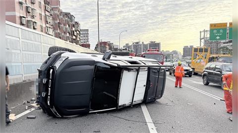 快新聞／國1驚傳追撞翻車事故　2歲童與母親一度受困