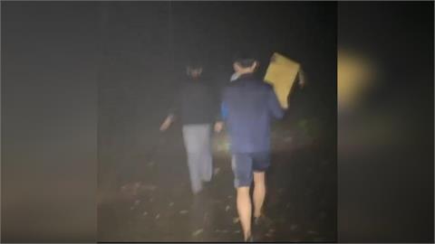 苗栗南庄道路掏空11人受困　消防員徒步送物資救急