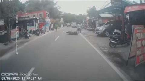 印尼車行員工偷騎客人車　翹孤輪失控噴飛砸騎士奪命