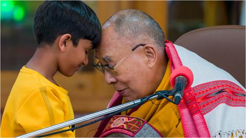 要求男童「吸我的舌頭」影片瘋傳　達賴喇嘛道歉稱「開玩笑」網氣炸