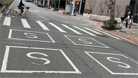他驚見馬路「4塊S小方格」好奇有什麼用？內行曝真相「竟是駕駛荷包殺手」