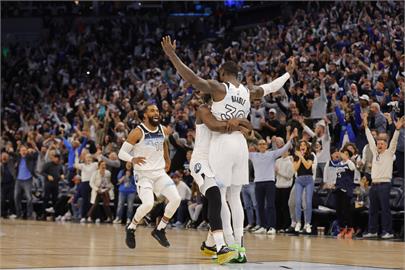 NBA(影)／灰狼太陽拚戰到最後一刻　靠絕殺3分球終於分出勝負