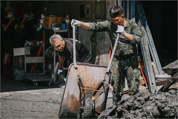 鏟子超人辛苦了！連夜救災罹「橫紋肌溶解症」　送加護病房搶救