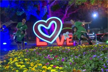 「LOVE」意象甜蜜蜜 多對情侶閃瞎你