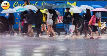 晚間起雷雨炸全台！1圖看懂雨區變化　明斷崖式降溫「暴跌10度」