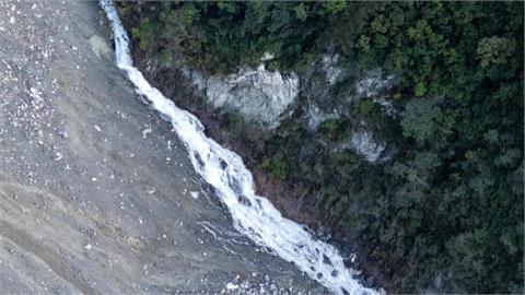 花蓮萬里溪堰塞湖「晴天溢流」　情況穩定4座橋恢復開放