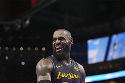 NBA／快滿40歲了你敢信！　詹皇「爆扣＋追魂鍋」復出首戰下馬威