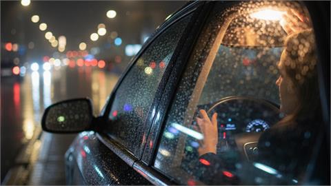 他車上「做1舉動」常被爸媽激動大罵！萬人網友共鳴：長大了陰影還在…