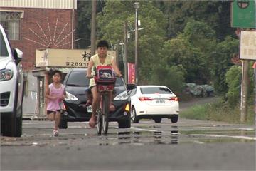 單車後座讓給弟弟 5歲女童每天跑兩公里回家