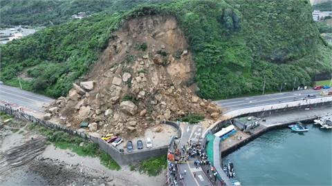 基隆潮境路段大面積山崩　民眾驚險逃生助小黃運將脫困