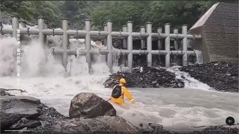 大雨釀坍方！屏東大武村淪孤島　霧台鄉長巴正義冒險涉溪幫送藥