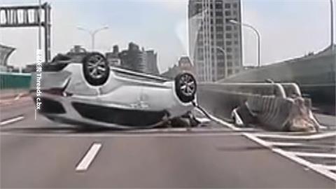 恍神？身體不適？　休旅車一路蛇行自撞分隔島翻覆