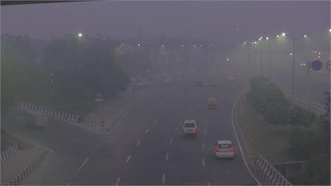 印度新德里空污嚴重　公家機關、學校停班課兩天