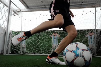 香港12歲梅西小粉絲熱愛足球　住家屋頂竟設有小型訓練場