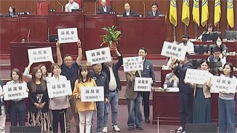 綠議員輪番送禮開嗆蔣萬安　痛批北市政爭議連環爆